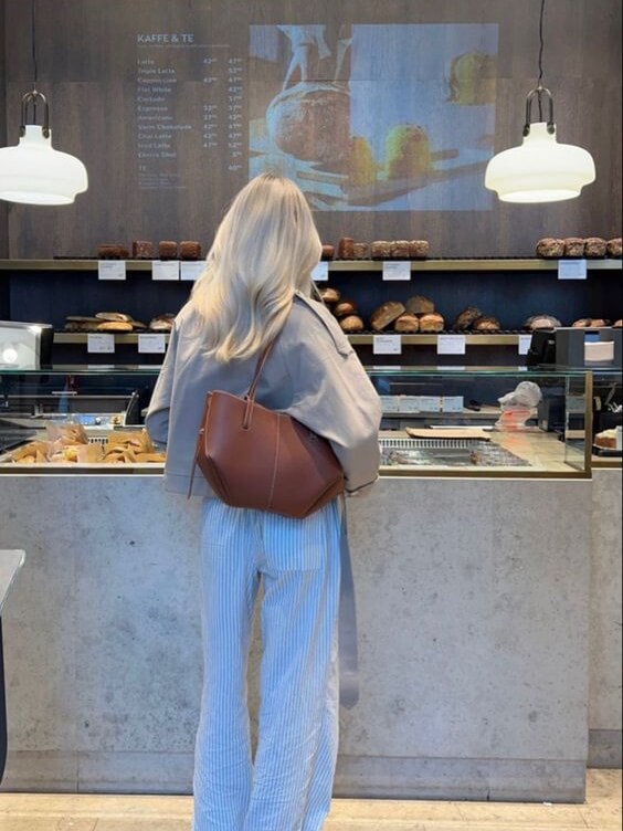 Pernilla – Shaped Tote Bag with Side Gathering