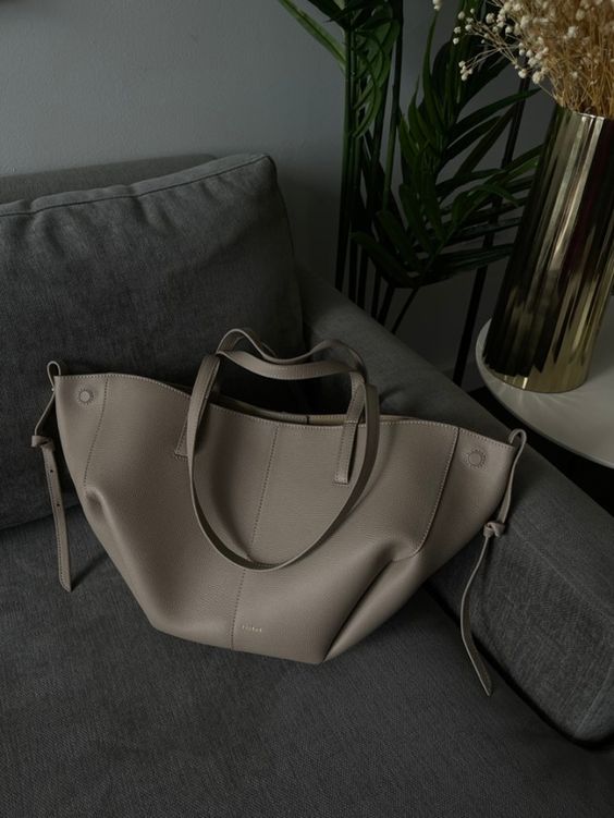 Pernilla – Shaped Tote Bag with Side Gathering